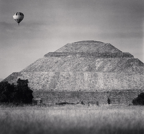 Balloon and Pyramid of the Sun, Teotihuacan