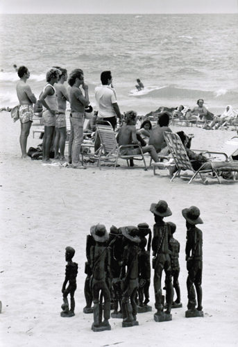 Elliott Erwitt, San Juan, Puerto Rico (People and Statues on Beach), 1978