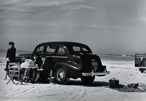Marion Post-Wolcott, Winter Visitors Picnicking on Running Board of Car, Sarasota, FL, 1941