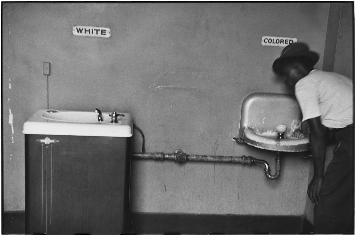 Elliott Erwitt North Carolina 1950 (segregation fountain)