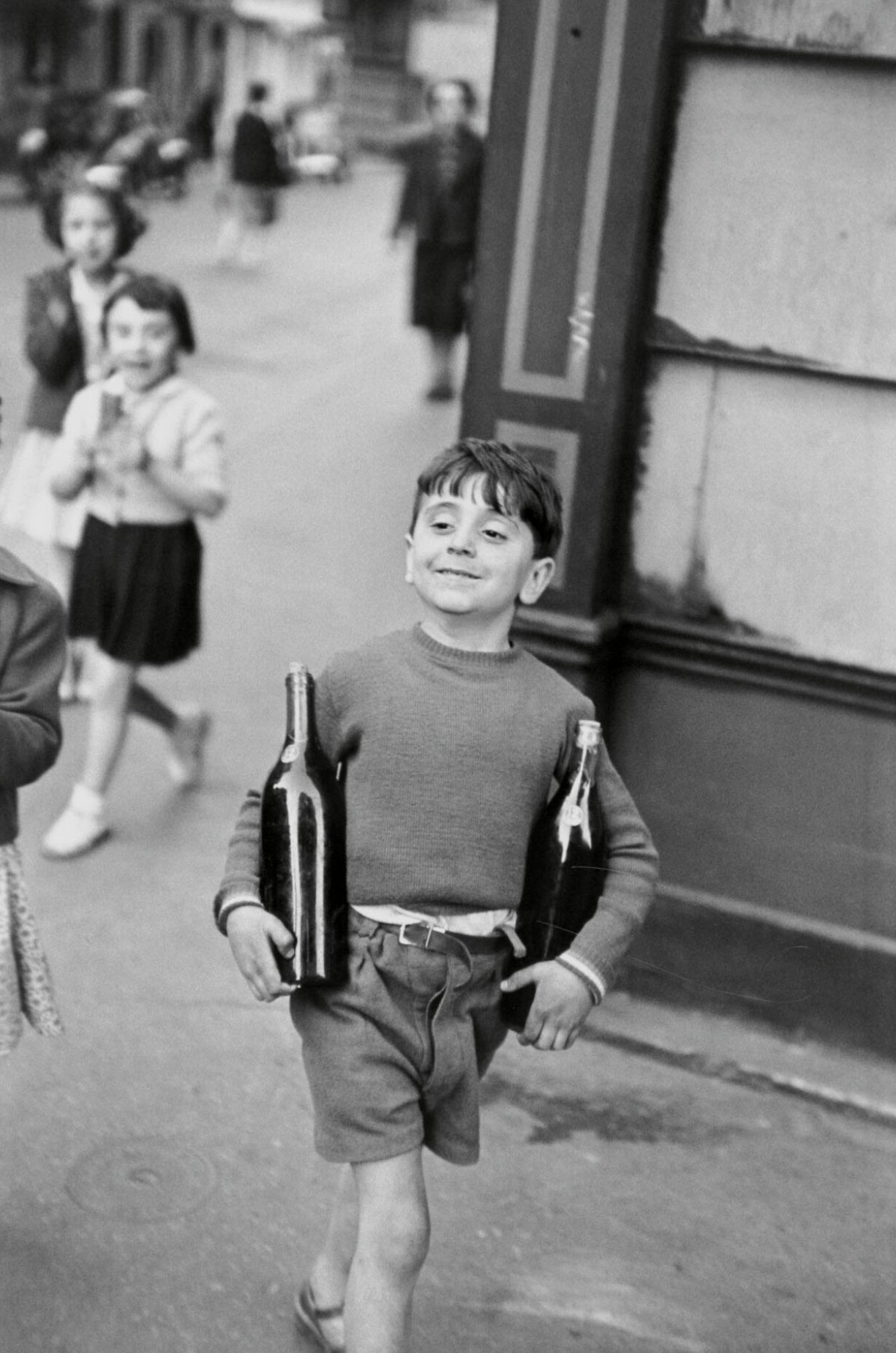 Henri_Cartier-Bresson,_Rue_Mouffetard,_Paris,_1954_Catherine_Couturier_Gallery