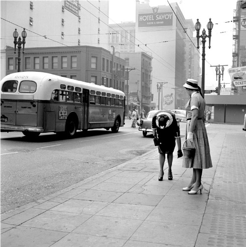 Vivian Maier, Bus and Two Women, Los Angeles, CA, 1955