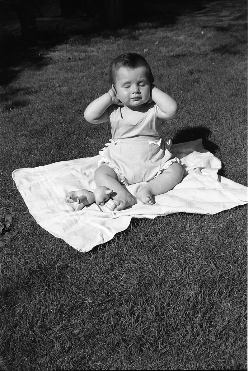 Vivian Maier, Baby Holding Ears, 1955